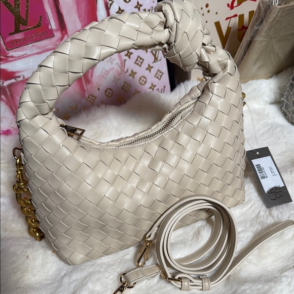 Elegant Cream Woven Handbag - Picture 8 of 10